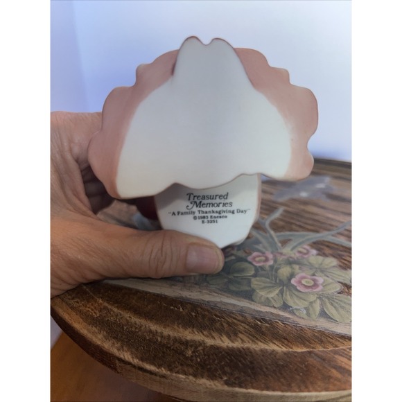 1983‎ Enesco Treasured Memories A Family  Thanksgiving Day Mom Holding Baby - Picture 8 of 8